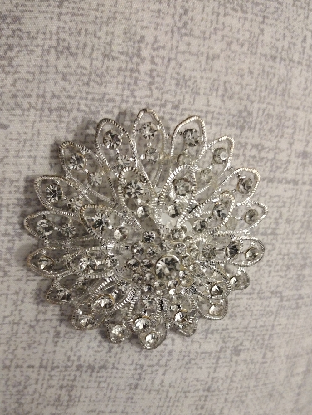 Fabulous Large Rhinestone Circular Brooch - Picture 5 of 9